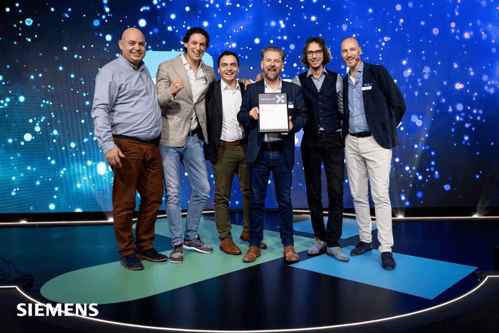  Iain MacDonald nimmt die Mendix-Auszeichnung entgegen. Von links nach rechts: Ian Thomas (Partner Sales Manager, Mendix), Martijn van Lieshout, Tim (Senior Vice President EMEA, Mendix), Tim Srock (CEO bei Mendix), Jethro Borsje (Chief Exosystem Solutions Officer bei Mendix), Jasper Wildeboer (Director Partner Channels EMEA Mendix)  