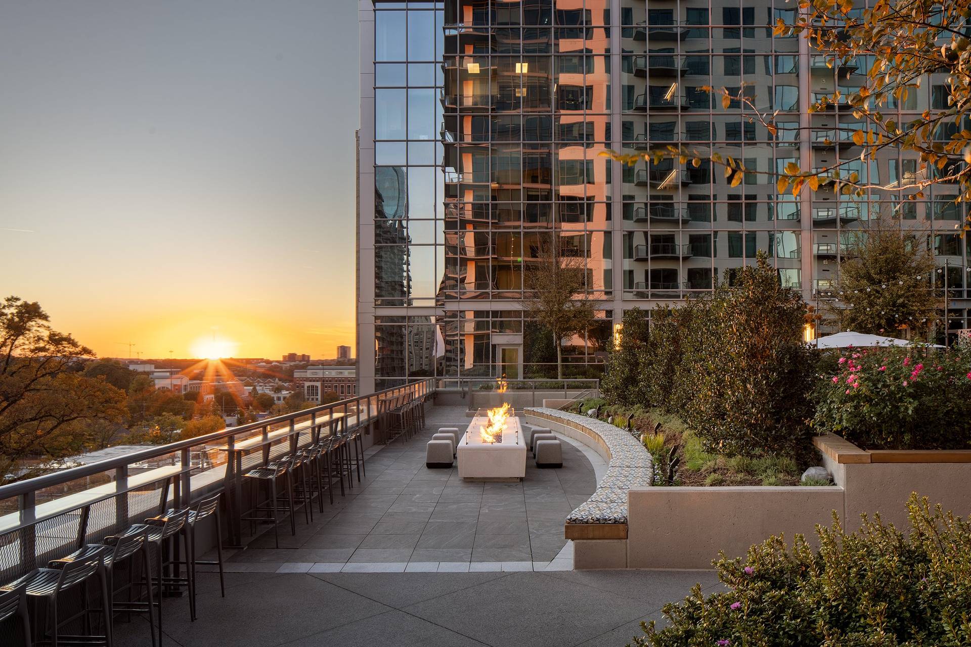 epicurean-atlanta-exteriors-sky-terrace-overlook-at-sunset